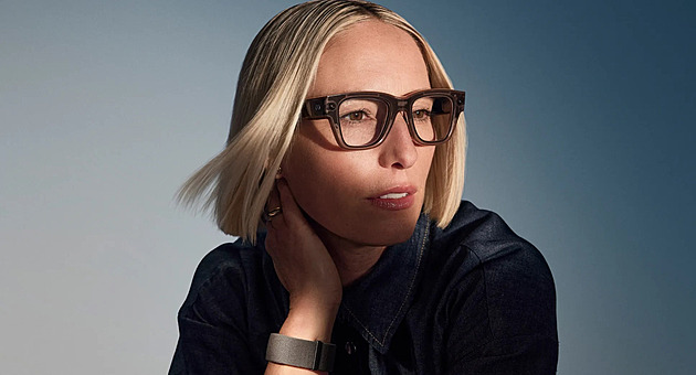 Zuckerberg a Ray-Ban ukázali nové chytré brýle. Součástí je i náramek