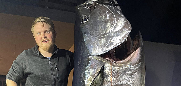 Norský rybář ulovil téměř třísetkilového tuňáka. Ryba mu utrhla kormidlo