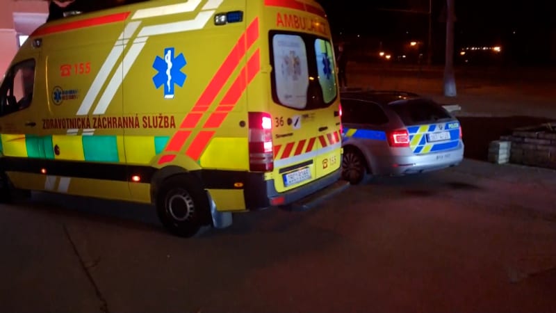 V pražských Vysočanech vlak srazil člověka. Provoz na trati je zastaven