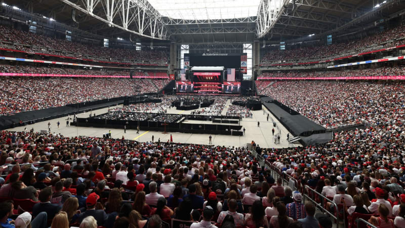 Nenávidím své oponenty, řekl Trump na posledním rozloučení s Kirkem. Přišly desetitisíce lidí