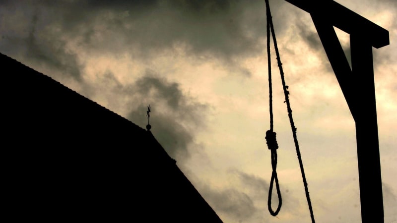 Muž na Slovensku se pokusil oběsit přímo na náměstí. Lidé chodili kolem něj bez povšimnutí