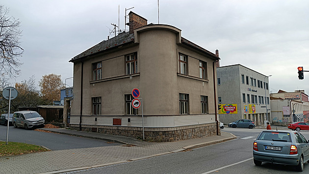 Brod kupuje dům v rušné křižovatce, během několika měsíců ho nechá zbourat