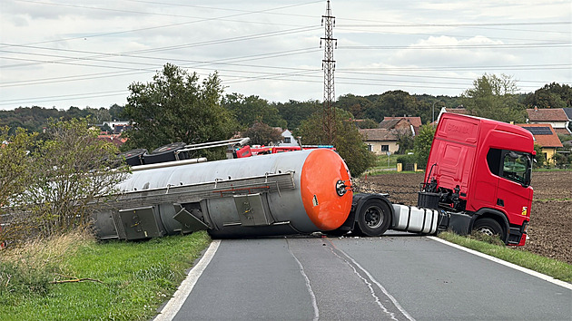 Na Mělnicku se převrátila cisterna s vysoce hořlavou látkou