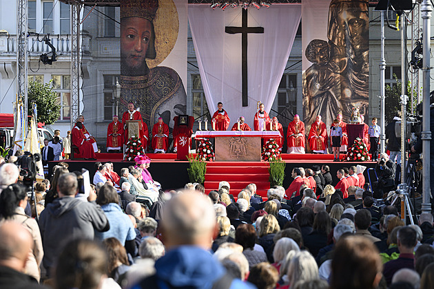 Svatováclavská mše uctila i oběti druhé světové války. Byli tam Klaus i Bohdalová