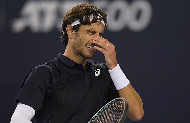 Tenisté si stěžují na Číňany: Pořád kašlou! A vážně jedí tyhle žáby? Nejsou jedovaté?