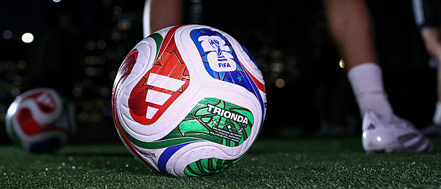 Javorový list, orel a modrá hvězda jako tři vlny. Trionda, míč pro fotbalový šampionát