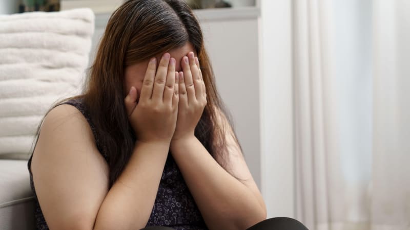 Závislost na jídle je podobná té na alkoholu. Proč je tak těžké přestat a existuje pomoc?