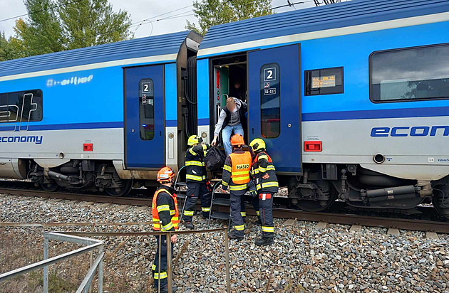 Vlak na Břeclavsku srazil a usmrtil člověka, mezinárodní trať do Rakouska stála