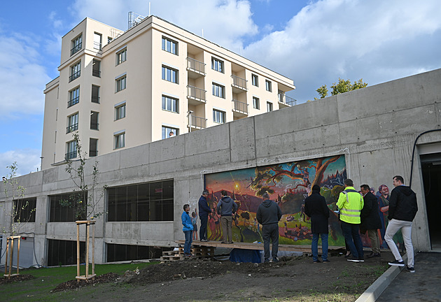 Děti, blesky nebo láska. Novou čtvrť v Liberci zkrášluje obří fantasy obraz