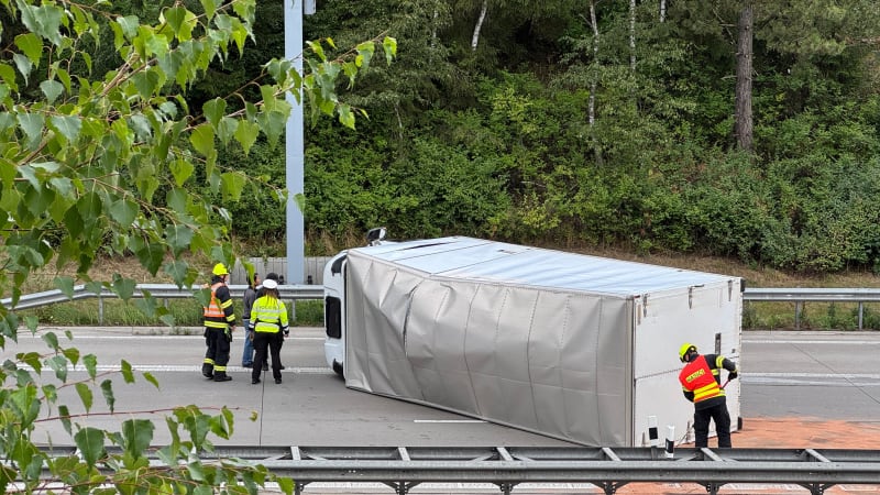 Na dálnici D8 se u Mělníka převrátil kamion. Provoz ve směru na Německo hodiny stál