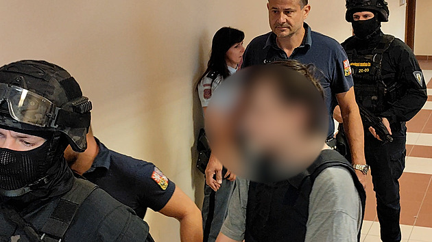 Mladistvého soudí za vraždy prodavaček. Přivedli ho v neprůstřelné vestě