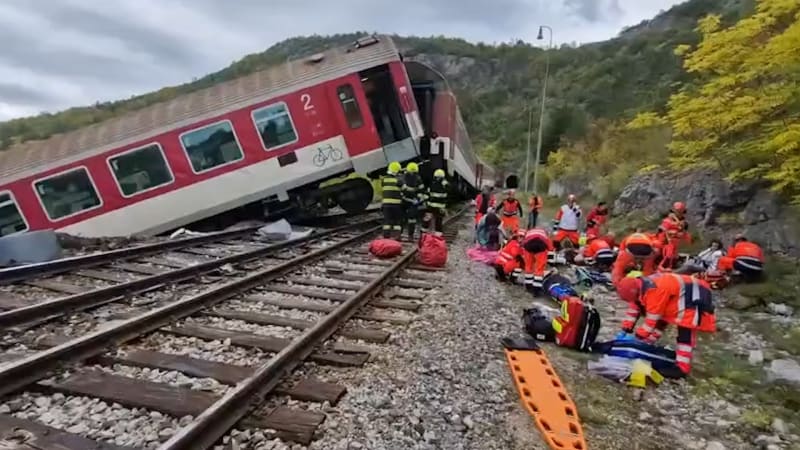 Policie po srážce rychlíků na Slovensku zatkla strojvedoucího. Ministr zmínil jeho pochybení