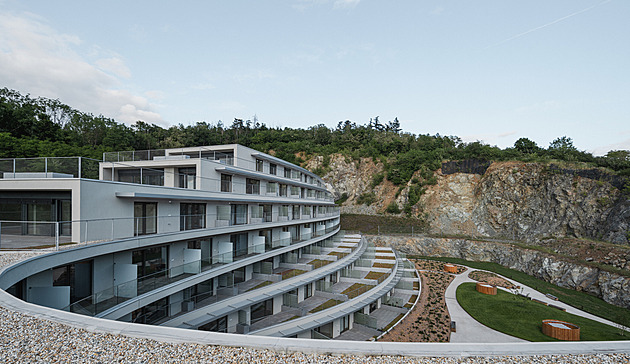 Bytový dům v Brně postavili přímo v bývalém kamenolomu. Podívejte se