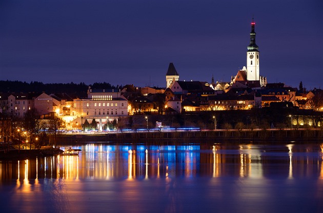 Rvačka na plese. Jedna rozbitá hlava a čtyři pořezaní od rozbitých půllitrů