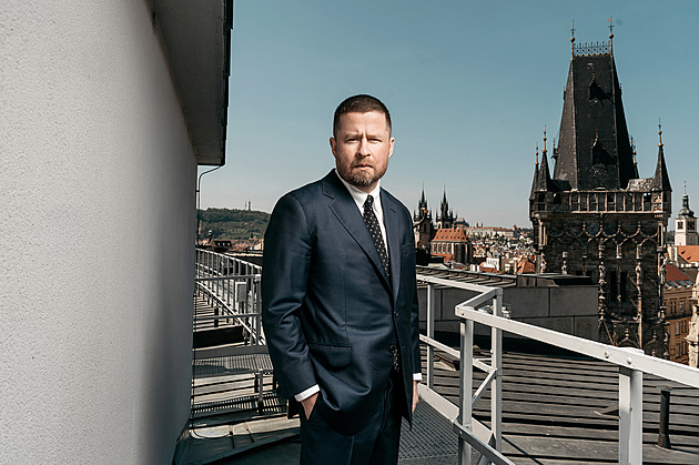 Guvernér ČNB letěl do USA i s přítelkyní první třídou. Rada mi to schválila, hájí se