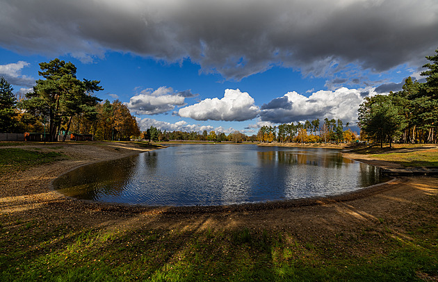 Vodu ve Stříbrném rybníku by mohla občerstvit řeka, věří správci kempu