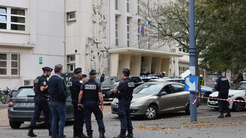 Muž ve Francii najížděl do lidí, 9 jich zranil. Křičel Alláhu akbar a zapálil vůz