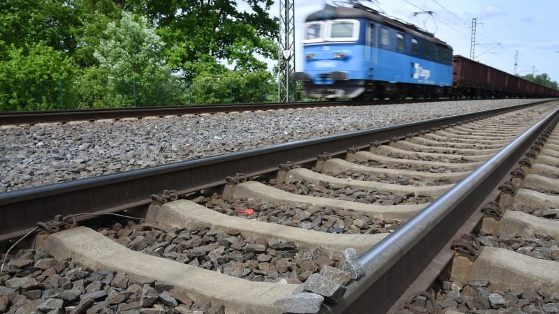 Vlak srazil u Kolína člověka. Provoz koridoru na Prahu je omezen, vlaky nabírají zpoždění