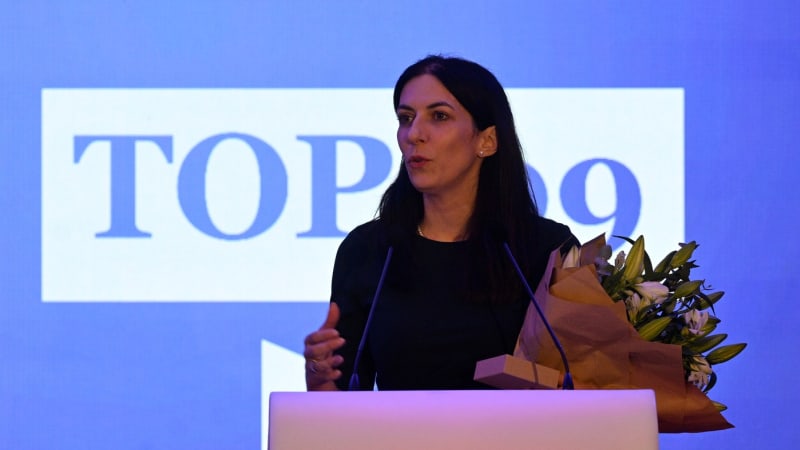 Pekarová se slzami v očích děkovala na sněmu strany. Při projevu se opřela i do Babiše