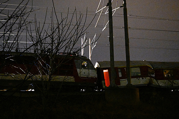 Začaly padat kufry, lidé krváceli. Cestující popsali srážku vlaků na Slovensku