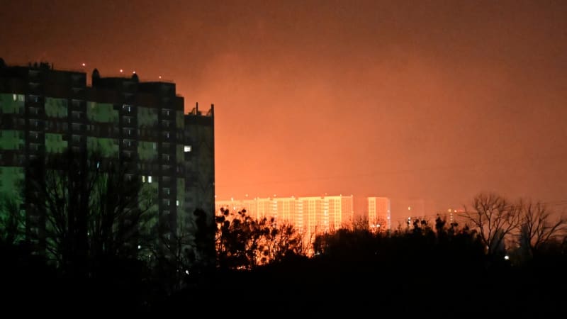 Kyjev v plamenech. Masivní ruský útok si vyžádal desítky obětí, hořely budovy po celém městě