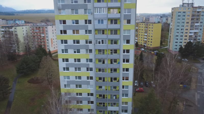 Kaskadérský kousek košického strážníka: Přelezl balkony 20 metrů nad zemí, pomáhal nemocnému