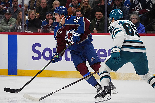 Nečas a Hronek pomohli k výhře dvěma asistencemi, Dobeš v NHL porazil Vejmelku