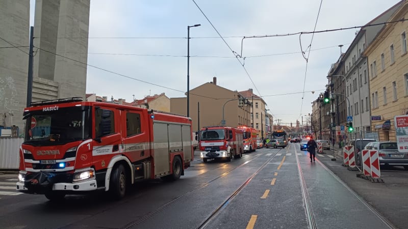 Masivní únik plynu v Praze: Stavební firma poškodila potrubí, doprava stála