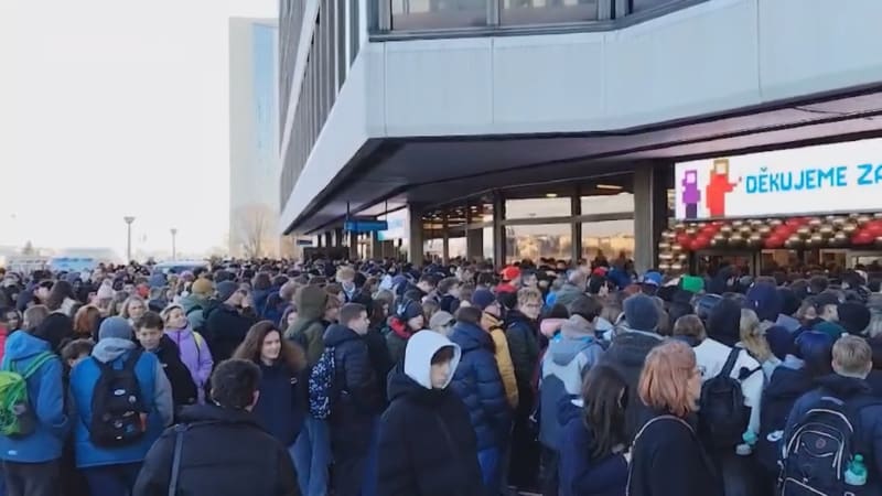 Zmatek a tlačenice na Vyšehradě, několik dětí omdlelo. Na školním veletrhu zasahovali záchranáři