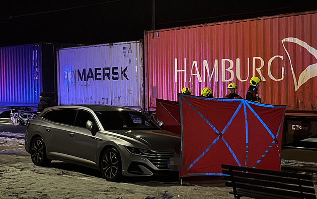 Ve Staré Boleslavi srazil nákladní vlak dva dělníky, jeden zemřel