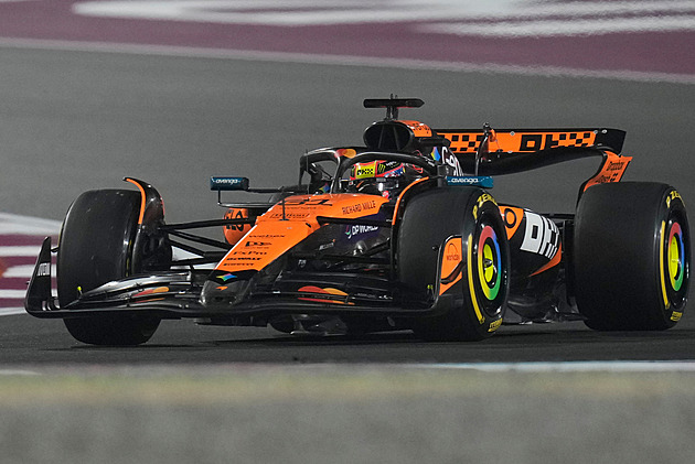 F1 ONLINE: Verstappen je v Bahrajnu třetí, ale mclareny vpředu ještě musejí do boxů
