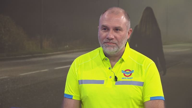 Kdy chodcům hrozí největší nebezpečí? Riziko střetu zvyšuje černé oblečení, varuje expert