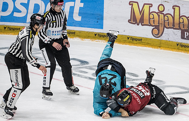 ONLINE: Vítkovice vedou nad Kometou, Sparta přehrává Vary. Třinec zvítězil