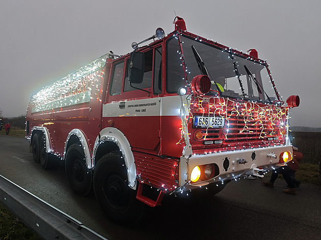 Hasičské speciály jako vánoční stromečky. Na promenádě cisteren byla drtikolka