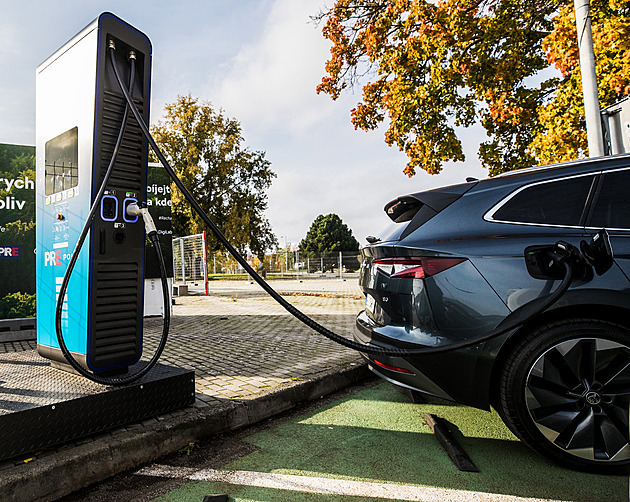 Úprava zákazu spalovacích motorů vytváří spíš nejistotu, tvrdí automobilky