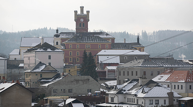 Vrah neměl venku co dělat, kritizují po ubodání ženy v Mírově místní i adiktolog