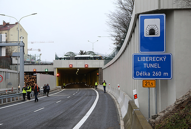 Konec omezení. Řidiči v Liberci projedou po deseti měsících opraveným tunelem