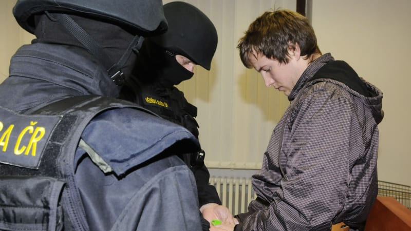 Mistra převleků osvobodil z vězení jeho milenec aneb Jak Clyde a Clyde utíkali české policii