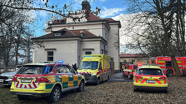 Požár v bohnické léčebně. Jeden člověk je vážně zraněný, další lidi hasiči evakuovali