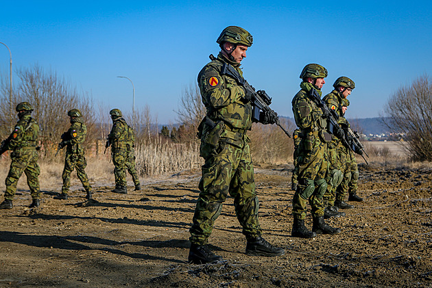 Výdaje na obranu jsou zátěž, míní třetina Čechů. Polovina pochybuje, zda by se ČR ubránila