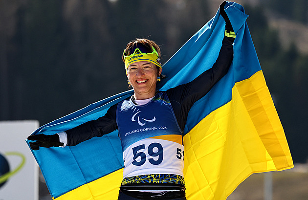 Ukrajinka dostala varování za nápis „Stop válce“. A v Cortině zní hymna agresora