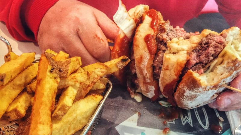 Jídelní šum komplikuje léčbu obezity. Odborníci popsali, co během hubnutí pomáhá