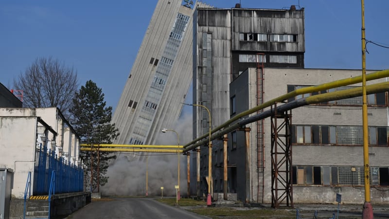 Rána a oblak prachu. Pyrotechnici odstřelili 75 metrů vysokou těžní věž Dolu Paskov