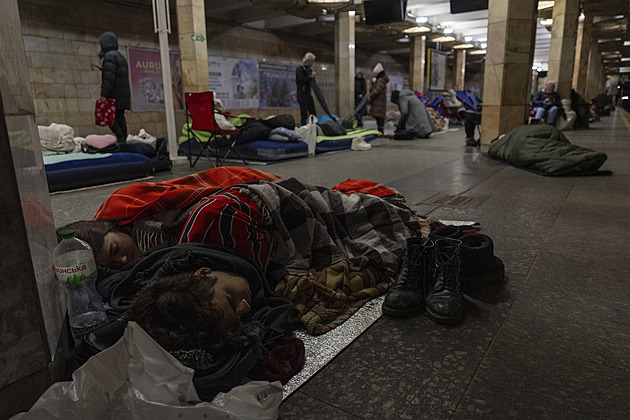Metro jako druhý domov. Kyjevané se perou o místa na spaní v podzemce