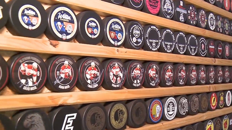 Sklep plný národní hrdosti: Sběratel puků z Kounova jich má tisíce a zdaleka nekončí