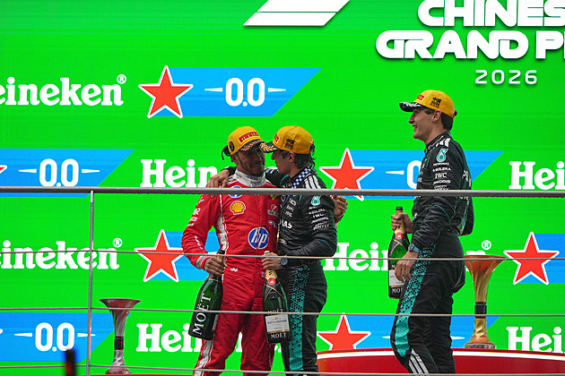 Kamaráde, je mi ctí. Hamilton ocenil vítěze, s kolegou ostře bojoval: Ale bylo to úžasné