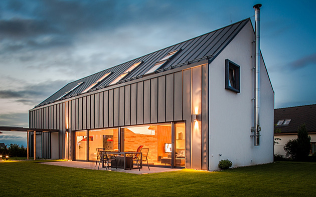 Dům u Prahy předběhl svou dobu. Díky výborné izolaci šetří majitelům peníze