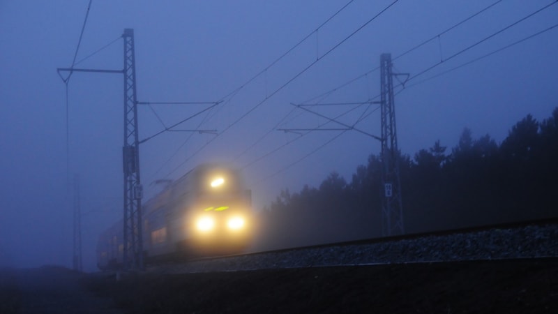 Vlak ve Světlé nad Sázavou srazil člověka. Provoz na trati stál, zasahovali záchranáři