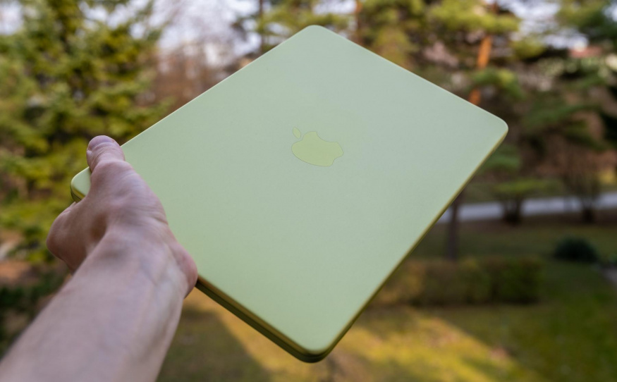 MacBook Neo za 349 Kč a iPhone 17 za polovinu. Odstartoval nejlevnější pronájem Apple novinek