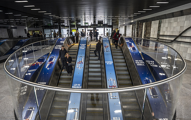 Nové stanici Českomoravská dominují desky z černého skla a mohutné eskalátory